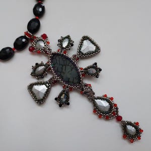 Collier croix gothique avec pendentif en pierre précieuse, bijou alternatif, style sombre et tendance, collier ras du cou gothique, veines de dragon, agate et cristal rouge image 8