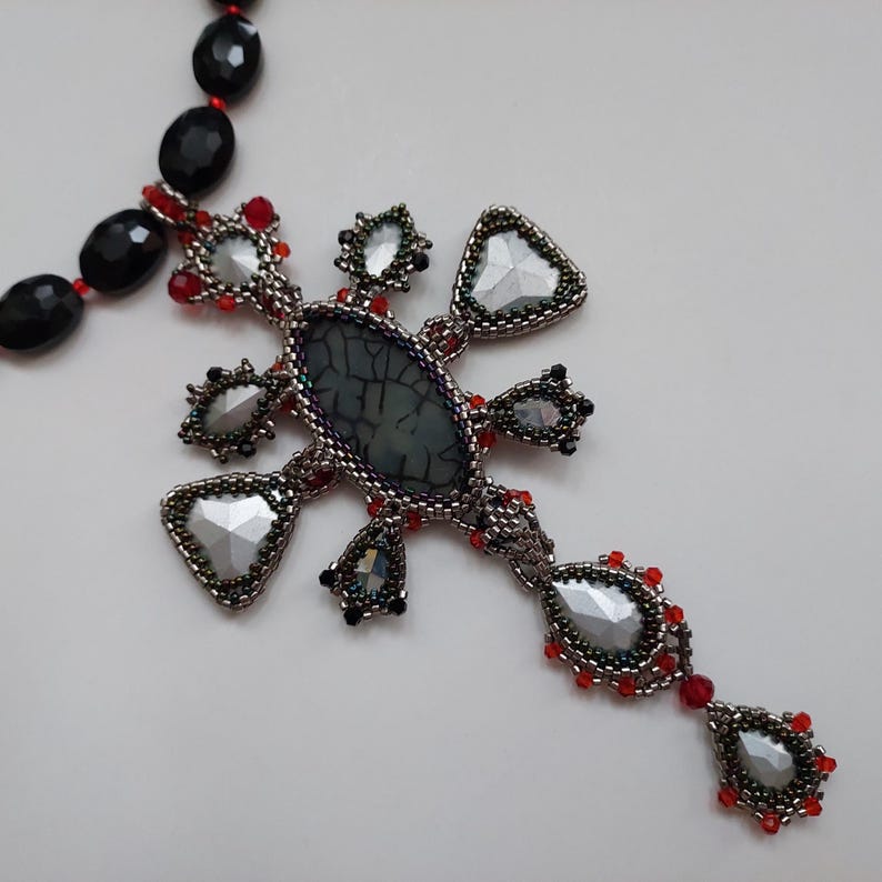 Collier croix gothique avec pendentif en pierre précieuse, bijou alternatif, style sombre et tendance, collier ras du cou gothique, veines de dragon, agate et cristal rouge image 8