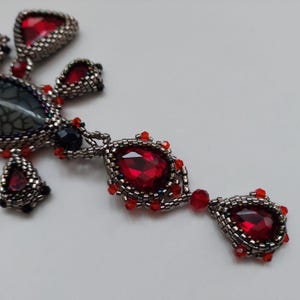 Collier croix gothique avec pendentif en pierre précieuse, bijou alternatif, style sombre et tendance, collier ras du cou gothique, veines de dragon, agate et cristal rouge image 7