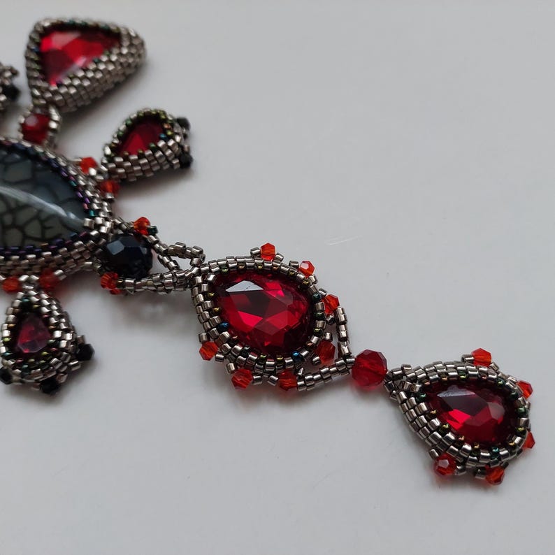 Collier croix gothique avec pendentif en pierre précieuse, bijou alternatif, style sombre et tendance, collier ras du cou gothique, veines de dragon, agate et cristal rouge image 7