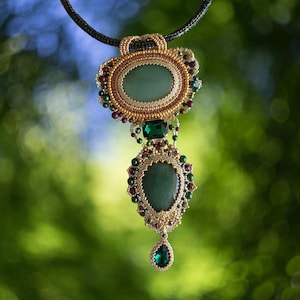 Collana con pietre preziose, gioiello fatto a mano per donna, ciondolo in pietra naturale, regalo per lei, elegante accessorio boho, ciondolo in cristallo, look minimalista alla moda.