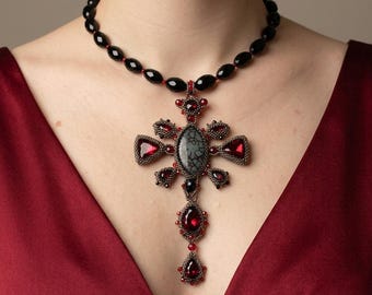 Collar con cruz gótica: colgante de ágata con vetas de dragón, cristales rojos y engaste de plata.