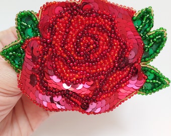 Leuchtend rote Rosen-Brosche, große Brosche mit Perlenstickerei, scharlachrote Blumenbroschen, handgefertigter Geburtsblumen-Schmuck, Geschenk für Frauen