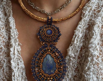 Collier pendentif en sodalite, bijou en pierre précieuse, grand modèle ras-de-cou vintage en bronze avec perles et broderie, style antique, fait main, cadeau pour homme