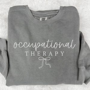 Ergotherapie Sweatshirt, Comfort Colors® OT Shirt, Geschenk für OTA, OT Wertschätzung Geschenk, zukünftige Ergotherapeutin, zierliche Schleife