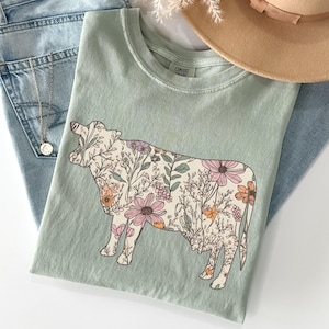 Camiseta de vaca Comfort Colors®, camiseta retro para amantes de las vacas, regalo de vaca de moda, regalos de granja, regalo para amantes de las vacas, vacas con flores silvestres, regalos de granja