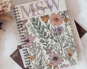 Könnte beinhalten: Ein spiralgebundenes Notizbuch mit einem floralen Design und dem Text "MSW Katie Smith" auf dem Cover.