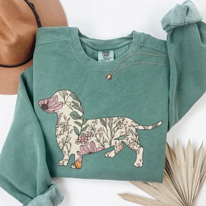 Comfort Colors® Dackel Sweatshirt, Cottagecore Dackel Rundhalsausschnitt, Floral Doxie Mama Shirt, Dackel-Liebhaber Geschenk, Wildblumen Dackel