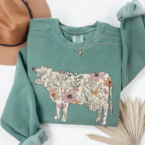 Comfort Colors® Kuh Sweatshirt, Wildblumen Kuh Farm Pullover, Färse Kuh Shirt, Kuh Liebhaber Geschenke, Floral Kühe Tshirt, Herbst Rundhalsausschnitt, Kuh Geschenk