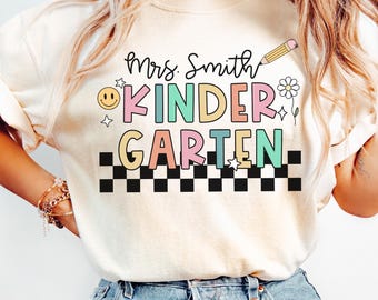 Maglietta personalizzata per insegnanti di scuola materna, T-shirt Comfort Colors per la scuola materna, Magliette per la squadra per il ritorno a scuola, Maglietta a quadri per il primo giorno di scuola materna