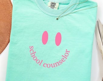 Maglietta Comfort Colors® per consulenti scolastici, maglietta per il personale scolastico dedicato alla salute mentale, regalo per il ritorno a scuola per i consulenti, maglietta per la consulenza, faccina sorridente e luminosa