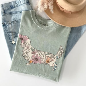 Comfort Colors® ロングヘアーダックスフントシャツ、コテージコアダックスフントTシャツ、ワイルドフラワーウィーナードッグママギフト、花柄ダックスフントママギフト