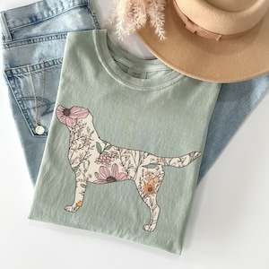 Koszulka Comfort Colors® Labrador Retriever, koszulka Wildflowers Lab, prezent dla mamy Labradora, prezenty dla mamy Labradora, kwiatowy prezent dla miłośnika psów, czekoladowy labrador
