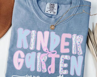 Camicia personalizzata per insegnante di asilo, Camicia per asilo in colori comfort, Coquette Bow Kinder Crew, Insegnante di Kinder Garten Ritorno a scuola, Prek