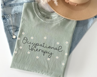 Camiseta de terapia ocupacional, Comfort Colors®, con estampado floral de margaritas, regalo para graduados de terapia ocupacional, regalo de agradecimiento.