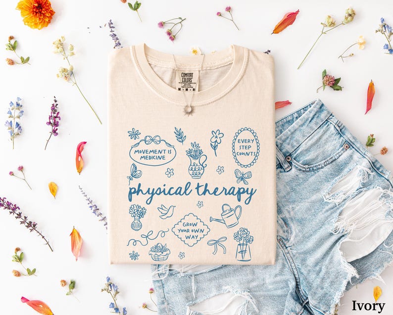 Puede incluir: Camiseta color marfil con la frase "physical therapy" e ilustraciones azules. La camiseta se combina con pantalones cortos de mezclilla y un collar plateado. Acentos florales y p&eacute;talos est&aacute;n esparcidos alrededor de la camiseta.