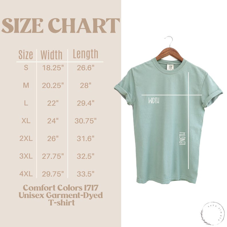 K&ouml;nnte beinhalten: Gr&ouml;&szlig;entabelle f&uuml;r ein Unisex-T-Shirt, das in der Farbe gef&auml;rbt wurde. Die Tabelle zeigt die Breite und L&auml;nge in Zoll f&uuml;r die Gr&ouml;&szlig;en S bis 4XL. Die Tabelle befindet sich auf einem hellbraunen Hintergrund mit einem hellgr&uuml;nen T-Shirt, das an einem Holzb&uuml;gel h&auml;ngt.