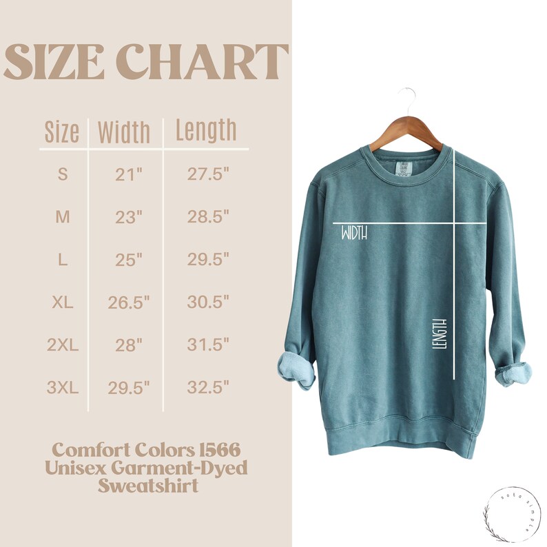 Pu&ograve; includere: Tabella delle taglie per una felpa unisex tinta in capo, disponibile nelle taglie dalla S alla 3XL. La tabella mostra le misure di larghezza e lunghezza in pollici per ogni taglia. La felpa &egrave; di colore blu chiaro.