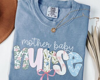 Chemise mère bébé infirmière Comfort Colors®, t-shirt mère bébé infirmière coquette avec nœud, cadeau pour MBU, t-shirt infirmière bébé infirmière autorisée, infirmière en patchwork floral