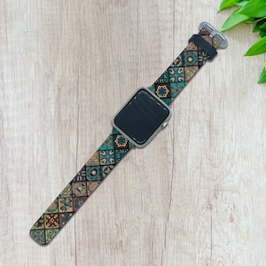 Correa para Apple Watch con diseño de azulejos marroquíes y correa de cuero sintético con estampado.