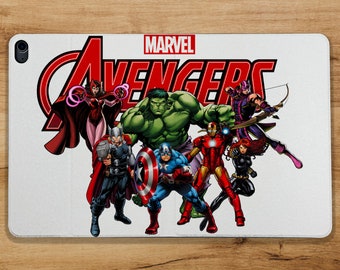 Puede incluir: Un fondo blanco con la palabra "MARVEL" y "AVENGERS" en letras rojas. Los personajes de los Vengadores aparecen en la imagen, incluyendo Hulk, Iron Man, Capitán América, Thor, Viuda Negra, Bruja Escarlata y Ojo de Halcón.