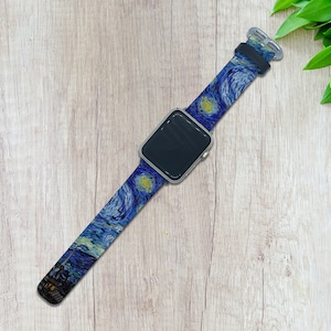 Op de afbeelding: Een blauw en geel Apple Watch bandje met een sterrenhemel ontwerp. Het bandje is gemaakt van siliconen en heeft een zilveren gesp.