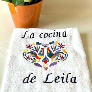 La cocina de , the kitchen of , farm deco , embroidered and personalized kitchen towel, washable