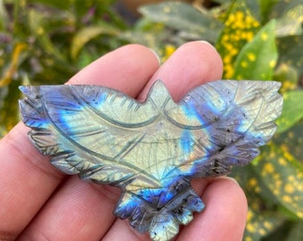 Handskuren örn i labradorit | Fågelskulptur i 7,5 cm ädelsten | Djurfigur i naturlig kristall | Spirituell heminredningsgåva