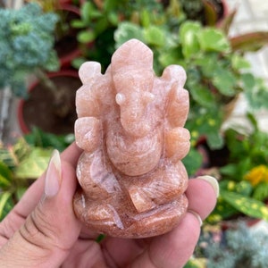 Quartz Ganesha- Pierre rouge Ganesha- Statue de Ganesh- Petite pierre Ganesha- Idole de Ganesha- Statue de yoga- Méditation- Dieu hindou- Quartz rouge naturel