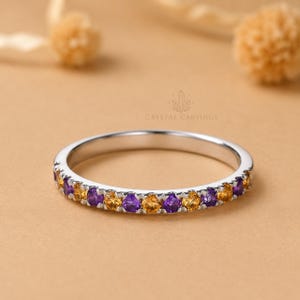Bague demi-éternité naturelle améthyste et citrine, alliance à superposer, bague avec pierres précieuses jaunes violettes, bague d'anniversaire, bague de naissance délicate