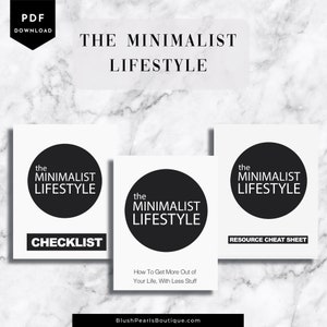 Op de afbeelding: Drie zwart-witte printbare PDF-downloads met de tekst "The Minimalist Lifestyle" en een cirkel met dezelfde tekst. De eerste download is gelabeld "Checklist", de tweede is gelabeld "How To Get More Out of Your Life, With Less Stuff" en de derde is gelabeld "Resource Cheat Sheet".