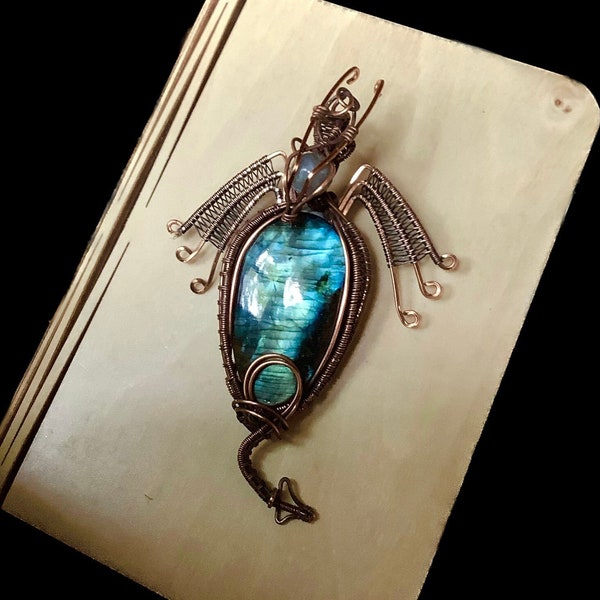 Pendentif dragon et labradorite bleue en fil de cuivre,pierre naturelle de protection, bijou lithothérapie, Handmade.