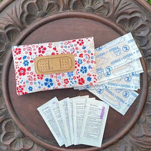 Coleção Vintage* Kit de primeiros socorros, tamanho de bolso com curativos e pomada antibiótica!