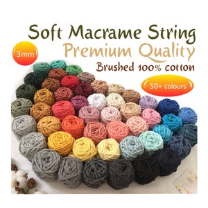 Peut inclure: Une collection de corde à macramé douce de 3 mm dans différentes couleurs. La corde est en 100 % coton brossé. Le texte "Soft Macrame String Premium Quality Brushed 100% cotton (50+ colours)" est visible sur l'image.