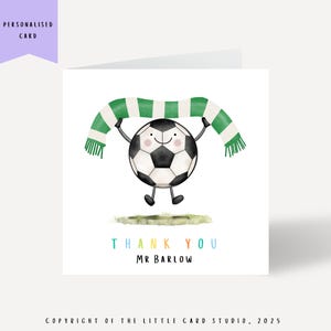 Könnte beinhalten: Personalisierte Grußkarte mit einem Cartoon-Fußball, der einen grün-weißen Schal hält. Der Text lautet "Thank You Mr Barlow" in bunten Buchstaben. Die Karte hat einen weißen Hintergrund.