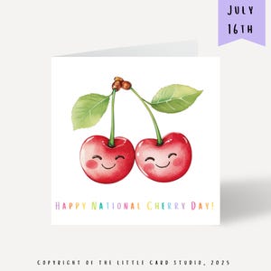 Könnte beinhalten: Quadratische Grußkarte mit zwei lächelnden roten Kirschen mit grünen Stielen und Blättern. Der Text "HAPPY NATIONAL CHERRY DAY!" ist farbenfroh geschrieben. Ein lila Banner zeigt "JULY 16TH". Copyright-Informationen unten.