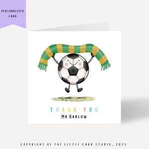 Könnte beinhalten: Personalisierte Karte mit einem Cartoon-Fußball, der einen grünen und gelben Schal hält. Die Worte "THANK YOU MR BARLOW" sind in bunten Buchstaben geschrieben. Die Karte befindet sich auf weißem Hintergrund.