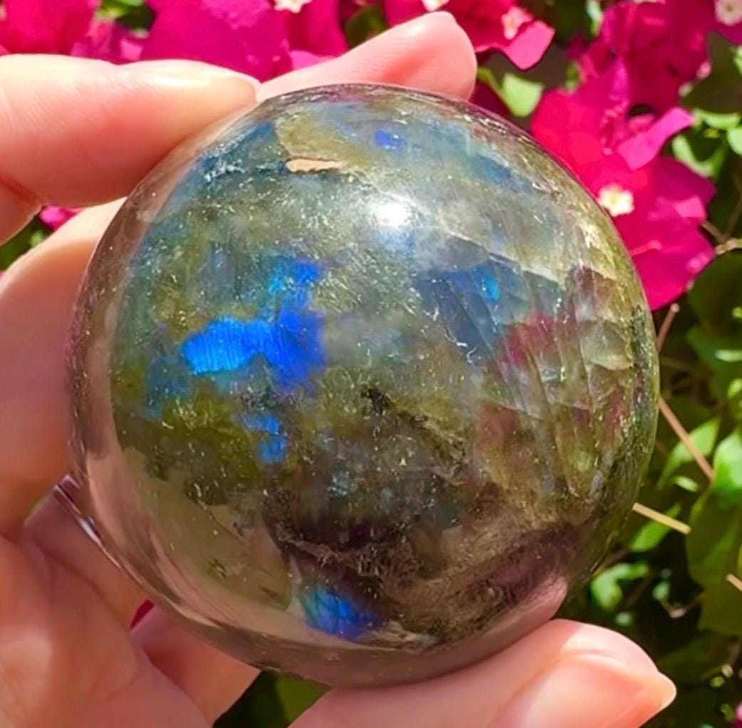 Impresionante esfera de labradorita azul profundo. Labradorita azul grande y llamativa.