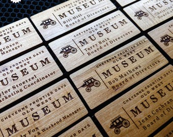 Etiquetas de nombre de madera grabadas personalizadas con logotipo magnético o pin, insignia de trabajo para empleados