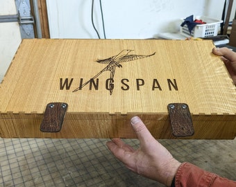 Fabricación de cajas de madera a medida: Contrachapado de roble, cerezo y nogal.