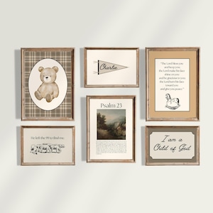 Puede incluir: Colección de seis impresiones artísticas enmarcadas. Las impresiones presentan un oso de peluche, un banderín con "Charlie", un versículo bíblico, un paisaje, una cita y la frase "I am a Child of God". Los marcos son marrones.