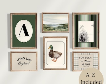 Può includere: Un set da parete di sei stampe incorniciate con uno sfondo verde scuro con la lettera A, un dipinto di paesaggio, un'illustrazione di cacciatore con strisce verdi, il testo LONG LIVE Boyhood, un germano reale e il testo FOR SUCH a time AS THIS.