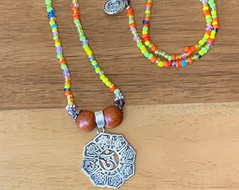Collier arc-en-ciel, perles de graines, choker, bracelet, collier multicolore, vêtements de festival, perles hippies, chakra, perles de yoga, yoga, om, o tibétain