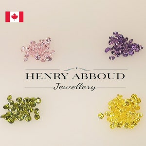 Könnte beinhalten: Vier Haufen loser Edelsteine in verschiedenen Farben: rosa, lila, grün und gelb. Die Edelsteine sind auf einer weißen Oberfläche zu einem Haufen angeordnet. Der Text "HENRY ABBOUD Jewellery" ist unter den Edelsteinen gedruckt.