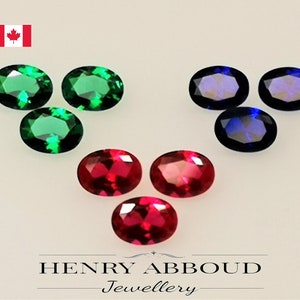 Peut inclure: Assortiment de pierres précieuses ovales de couleur verte, bleue et rouge. Les pierres précieuses sont disposées en trois groupes de trois. HENRY ABBOUD Bijouterie.