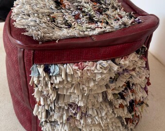 Pouf en cuir marocain fait main - dessus en tapis berbère, ottomane bohème