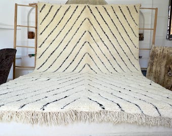Tapis fait main en laine Beni Ourain - Ivoire avec chevrons noirs, tapis berbère