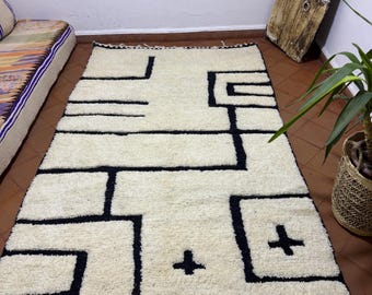 Carpette moderne en laine ivoire, 8 x 5 pi - tapis marocain géométrique noir