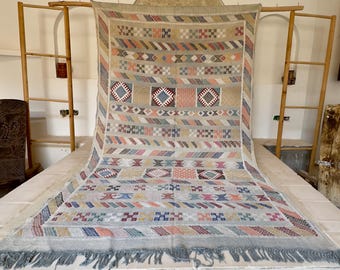 Tappeto berbero Sabra in seta fatto a mano – Kilim tribale multicolore, 7,9x4,2 piedi
