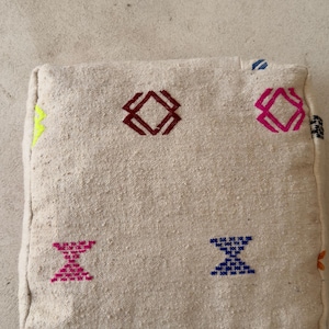 Large Handmade Berber Pouf 60x60x20 cm – Neutral Kilim Ottoman with Amazigh Motifs – Boho Floor Cushion – Custom Size & Wholesale Pouf Cover